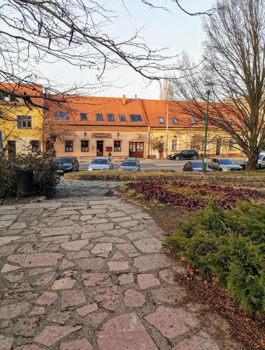 Varalja Vendeghaz Тата Экстерьер фото