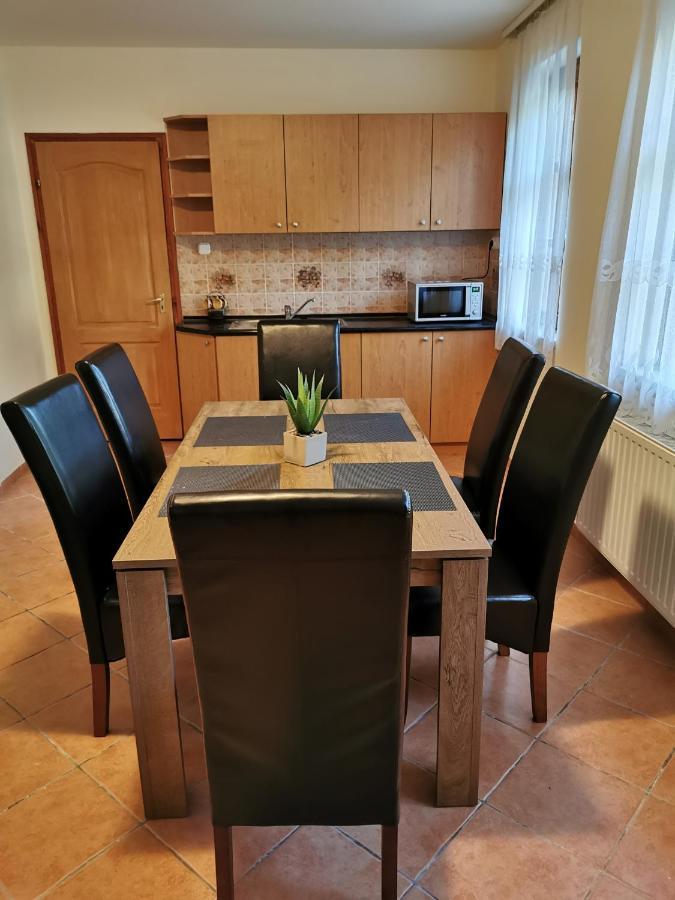 Varalja Vendeghaz Тата Экстерьер фото